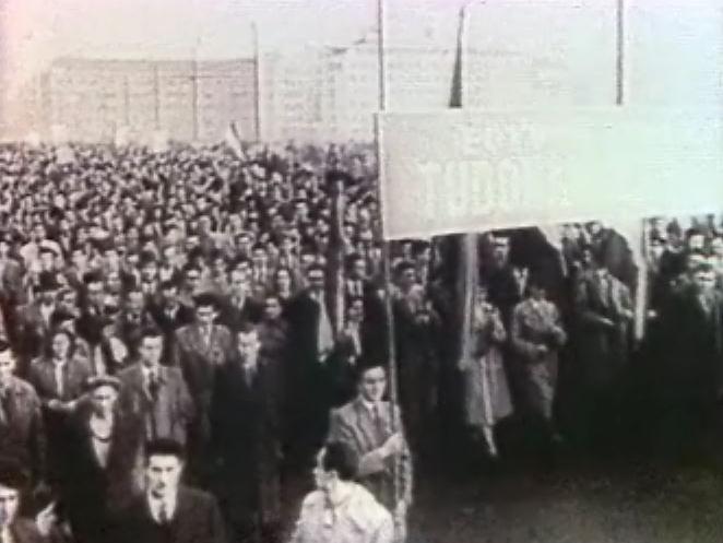 Budapest 1956. Manifestation d'étudiants lors de l'insurrection populaire. [RTS]
