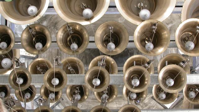 Les petites cloches du nouveau carillon de Saint-Maurice, 2004. [Archives de l'Abbaye de Saint-Maurice, photo Roten.]