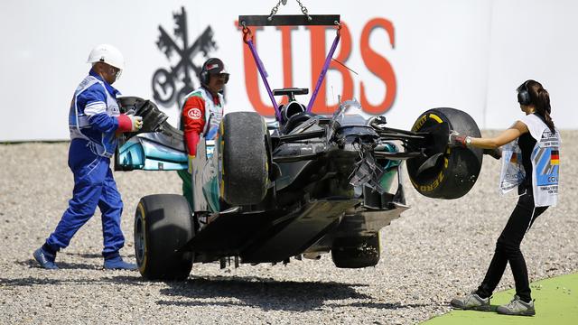 Le bolide de Lewis Hamilton a passablement souffert du choc. [Kai Pfaffenbach]