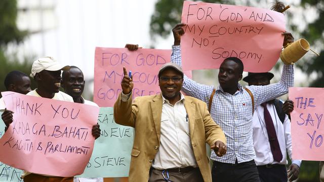 Quelques activistes ougandais fêtent cette nouvelle loi anti-gays. [Edward Echwalu]