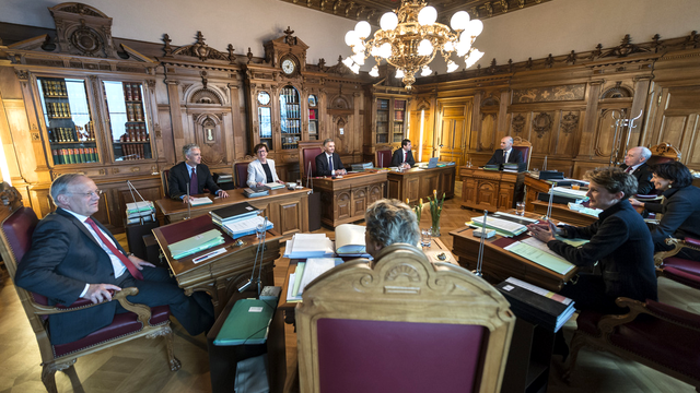 Séance du Conseil fédéral, le 15 janvier 2014. Les ministres sont toujours au nombre de 7. Avec eux sur la photo, la chancelière Corina Casanova et les deux vice-chanceliers Thomas Helbling et André Simonazzi.