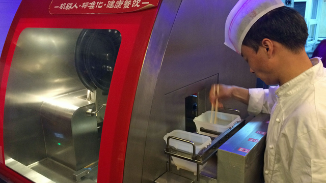 Dans ce restaurant de Pékin, ce sont les robots qui font la cuisine... [RTS - Raphaël Grand]