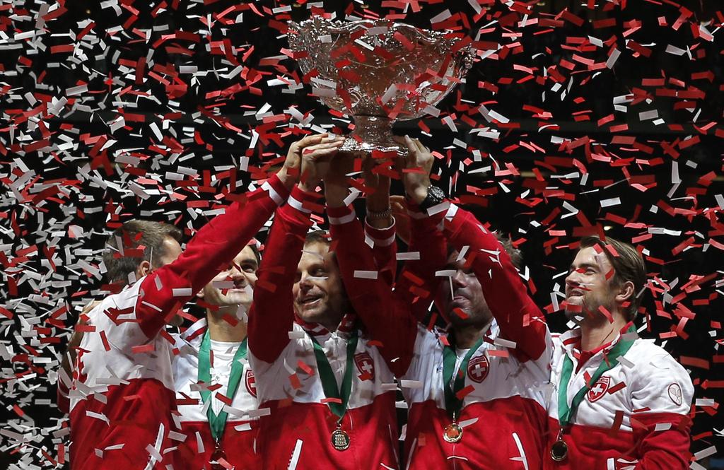 Les Suisses soulèvent la Coupe sous les confettis et les applaudissements de la foule. Bravo messieurs ! [Christophe Ena]