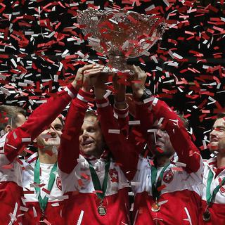 Les Suisses soulèvent la Coupe sous les confettis et les applaudissements de la foule. Bravo messieurs ! [Christophe Ena]