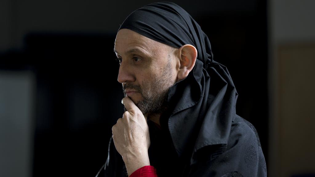 Omar Porras, le metteur en scène genevois et directeur du Teatro Malandro, est le lauréat de l'anneau Reinhardt 2014, la plus prestigieuse distinction dans le monde du théâtre en Suisse. [Hand Out Bak - Geoffrey Cottenceau]