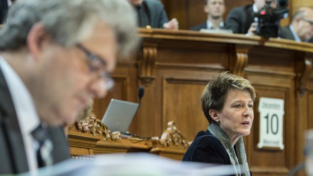 Simonetta Sommaruga intervient dans le débat sur l'initiative de l'UDC, devant le Conseil des Etats, ce mercredi 10 décembre 2014. [PETER SCHNEIDER]