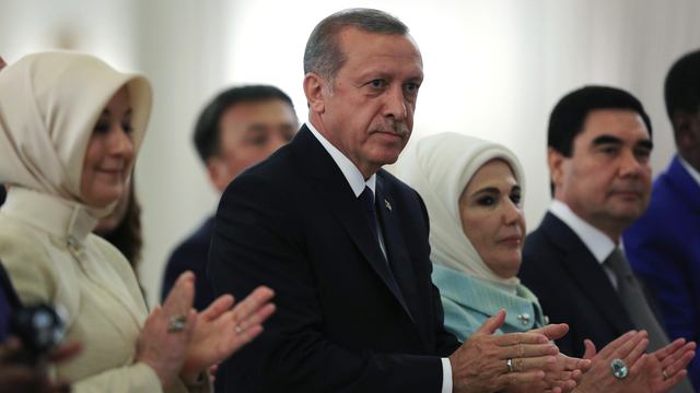 Recep Tayyip Erdogan et son nouveau Premier ministre Ahmet Davutoglu ont juré de poursuivre leur combat contre "l'Etat parallèle". [Burhan Ozbilici]
