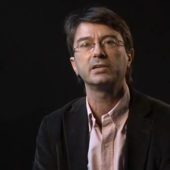 François Vallotton analyse une photographie d'Hans Steiner. Capture d'écran d'une vidéo d'UNIL TV. [UNIL TV]