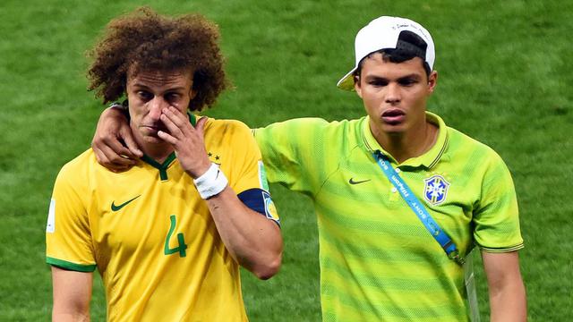 Les brésiliens David Luiz et Thiago Silva après leur défaite contre l'Allemagne. [EPA/Keystone - Andreas Gebert]