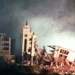 L'église Sanjiang de Wenzhou photographiée au cours de sa démolition. [Twitter - Tom Philips]
