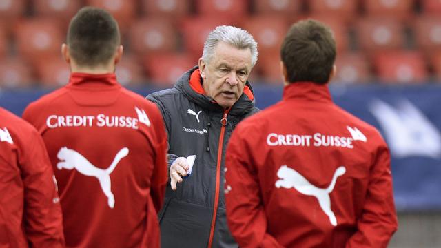 Ottmar Hitzfeld s'entretient beaucoup avec ses joueurs. [Steffen Schmidt]