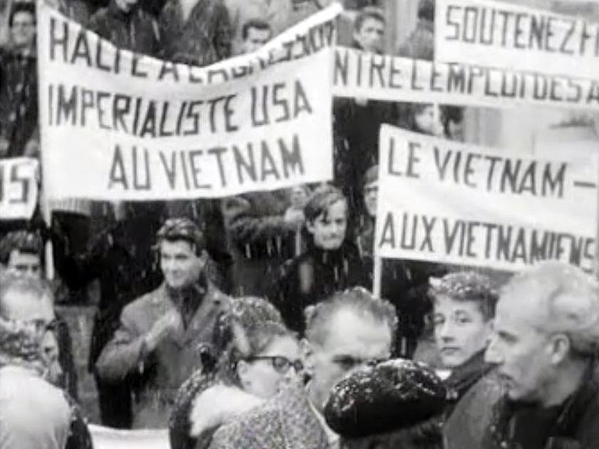 Les étudiants manifestent pour l'arrêt des combats au Viêtnam. [RTS]