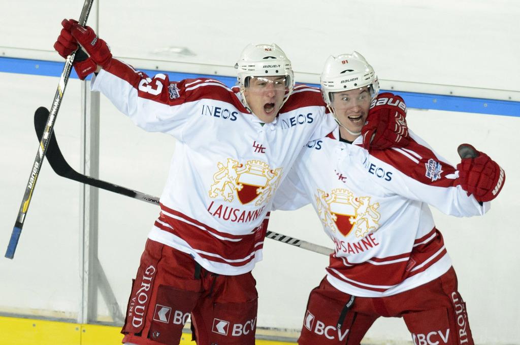 Oliver Setzinger (à droite) et John Gobbi (à gauche) célèbrent la victoire du LHC. [KEYSTONE - Laurent Gillieron]