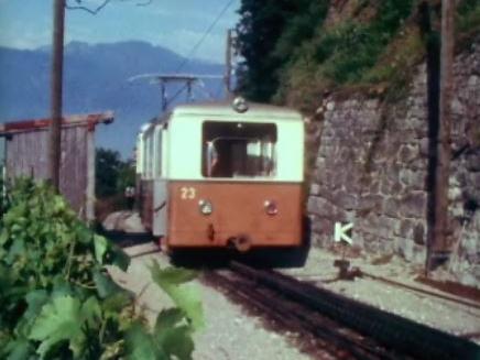 Le petit train rouge entre Aigle et Leysin, en 1970. [RTS]