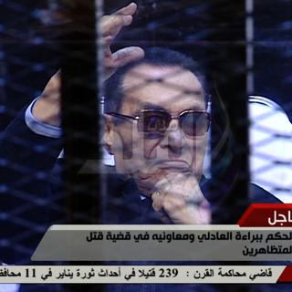 Hosni Moubarak a salué le verdict depuis le box des accusés. [AP Photo/Sada el-Balad via Egypt's State Television]
