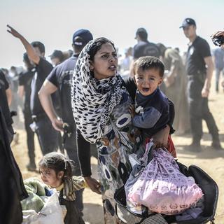 Réfugiée syrienne traversant la frontière entre la Syrie et la Turquie, le 23 septembre 2014. [Bulent Kilic]