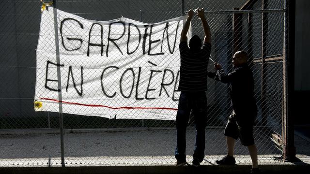 Les gardiens de la prison genevoise de Champ-Dollon ont manifesté mardi. [Jean-Christophe Bott]