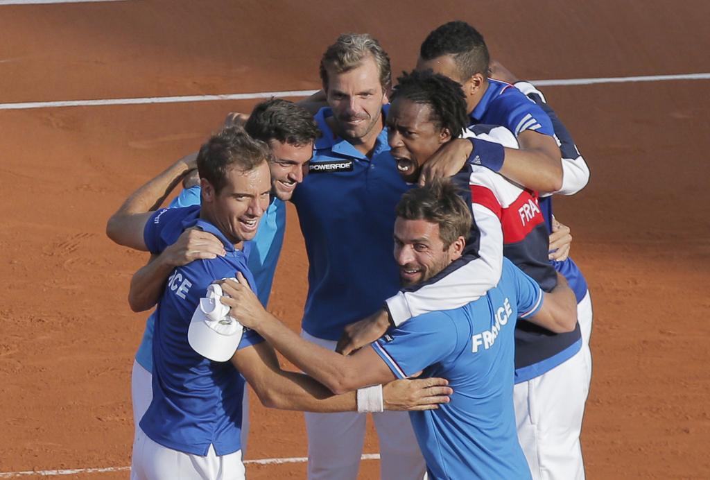 L'équipe d'Arnaud Clément (devant à dr.) se focalise déjà sur la finale à Lille. [KEYSTONE - Christophe Ena]