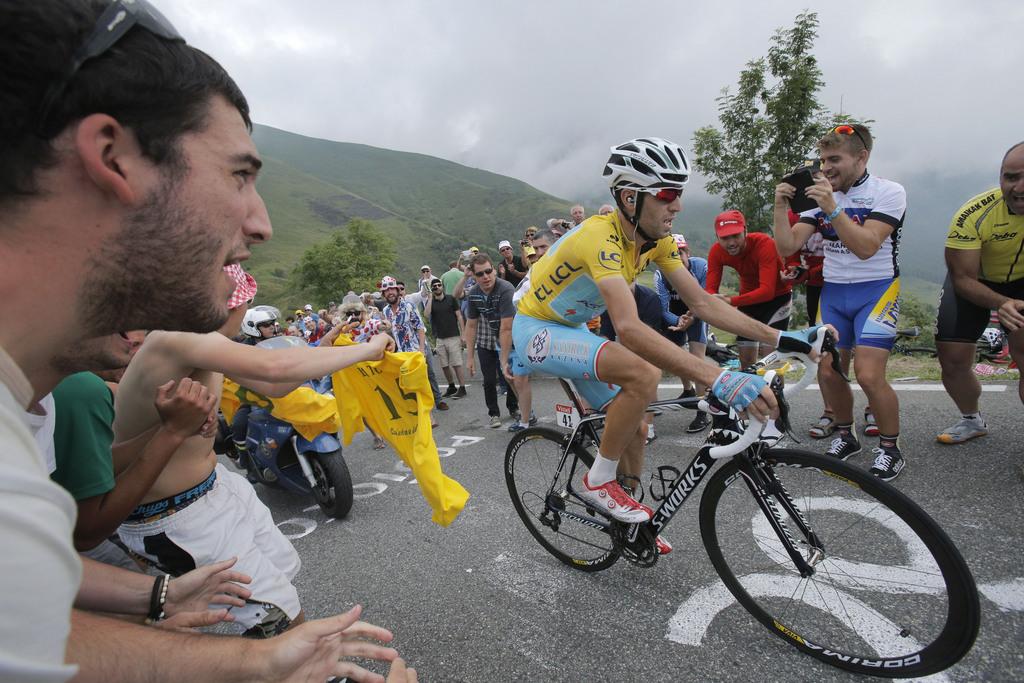 Nibali en plein effort s'envole vers le succès sur la route de Hautacam. [KEYSTONE - Christophe Ena]