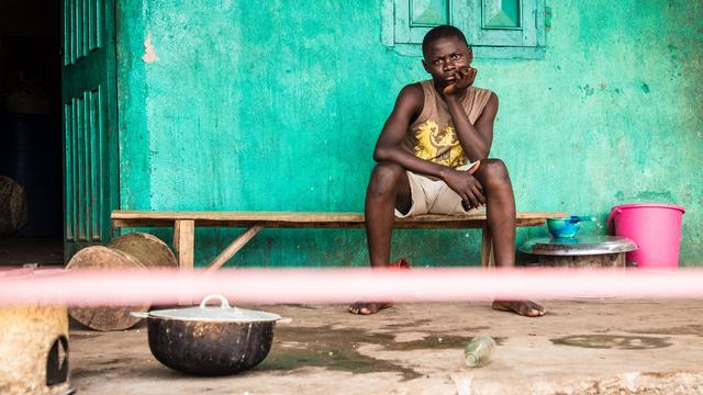 Selon les ONG, il faut envoyer davantage de personnes soignants en Afrique pour contenir l'épidémie d'Ebola. [AP Photo/Michael Duff]