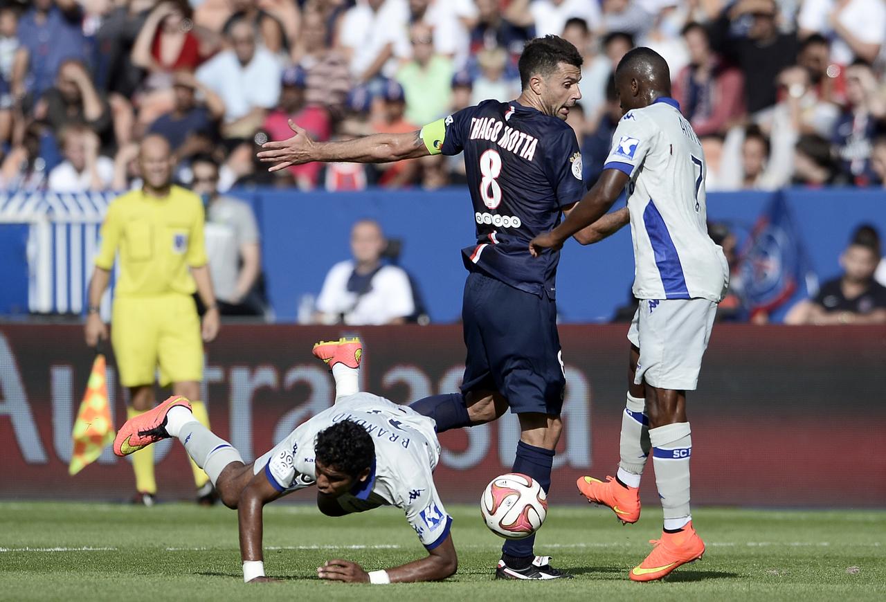 Motta, au centre, dans un duel avec Keita (dr.) et... Brandao.