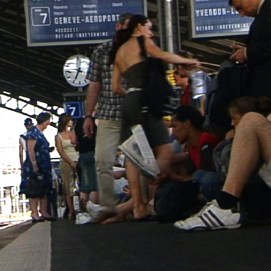 Passagers des CFF sur le quai à la gare lors d'une panne en 2005 [TSR 2005]