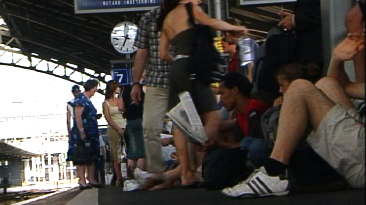 Passagers des CFF sur le quai à la gare lors d'une panne en 2005 [TSR 2005]
