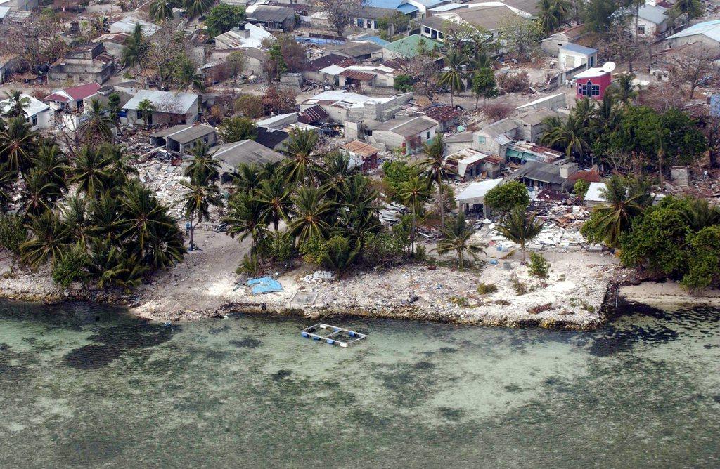 Vue aérienne du village de Kolhuvaariyaafushi aux Maldives, après le passage du tsunami. [Keystone - Evan Schneider]