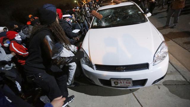 Les scène de violence ont éclaté dans les rues de Ferguson après l'acquittement du policier qui avait tué un jeune Noir sans arme. [Jim Young]