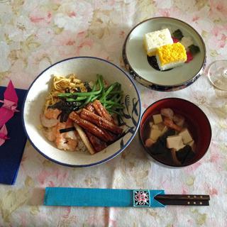 Le plat japonais tchirashi-sushi. [Kiamiaki Numakura - Lydia Gabor]
