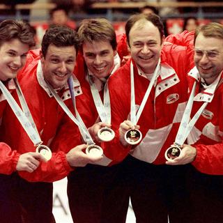 Le curling redevient une discipline olympique à part entière à Nagano. Une chance pour Dominic Andres, Diego Perren, Daniel Müller, Patrik Lörtscher et Patrick Hürlimann (de g. à dr.) qui remportent l'or.