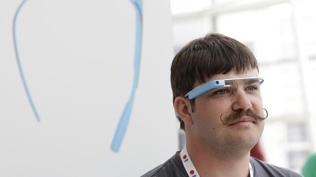 L'ingénieur Ian McKellar lors d'un essai des Google Glass en mai 2013. [AP Photo/Jeff Chiu]