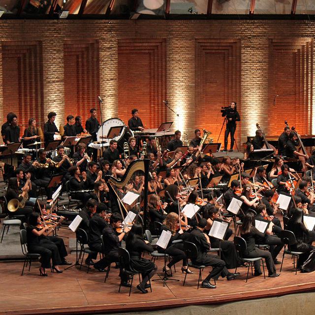 Créé en 2007, l’Orchestre des Jeunes de Bahia ("YOBA" en anglais) réunit les meilleurs talents du programme NEOJIBA, tous âgés entre 12 et 29 ans. [neojiba.org - Tatiana Golsman]