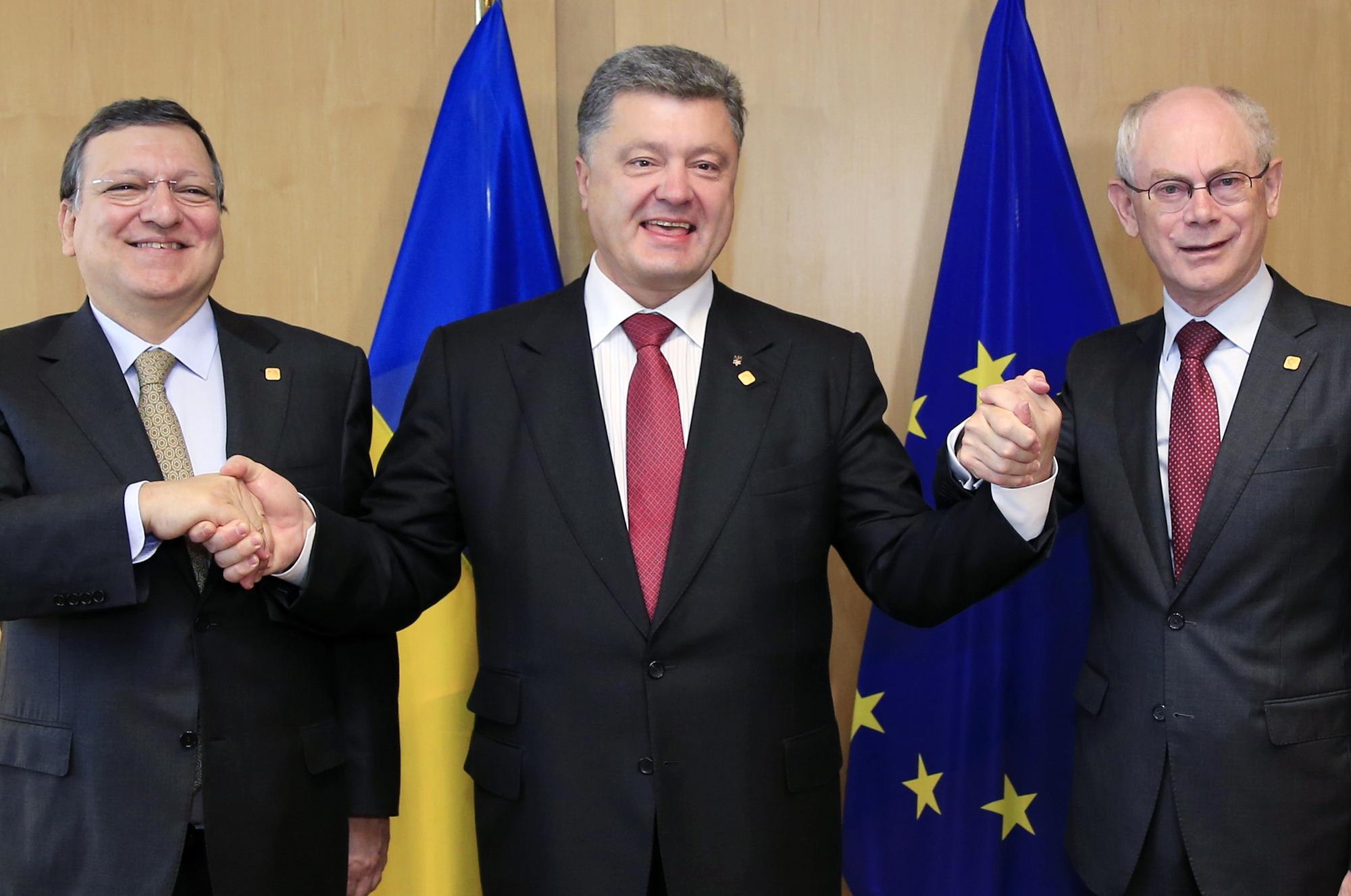 Le président ukrainien Petro Porochenko (au centre) en compagne du président de la Commission européenne Jose Manuel Barroso (à gauche) et du président du Conseil européen Herman Van Rompuy (à droite). [REUTERS - Stringer]