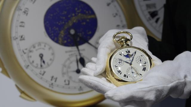 La montre de poche Supercomplication "Henry Graves", présentée par un employé de Sotheby's. [Martial Trezzini]