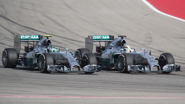 Hamilton (à droite) double son coéquipier Rosberg. Le tournant de la course. [Jim Watson]