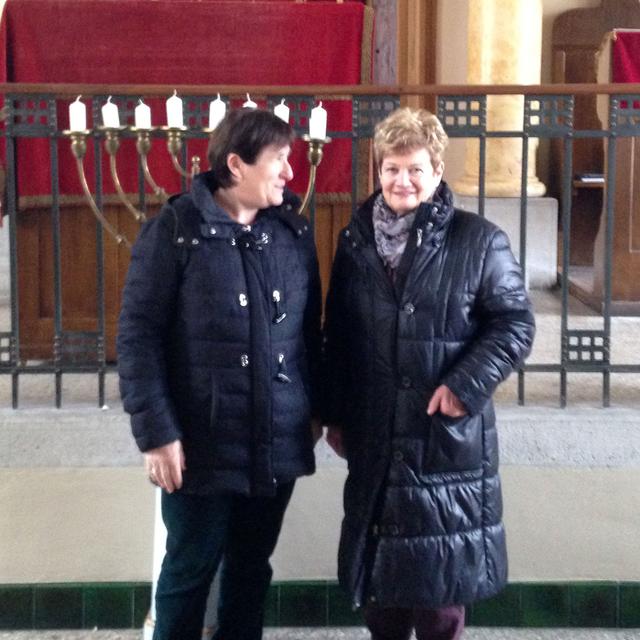 Suzanne Hanhart et Denise Schmidt Levy dans la synagogue de Delémont. [RTS Religion]