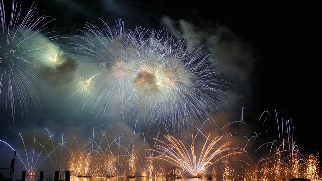 Les feux ont éclairé le bout du lac Léman samedi soir. [Pierre Albouy]