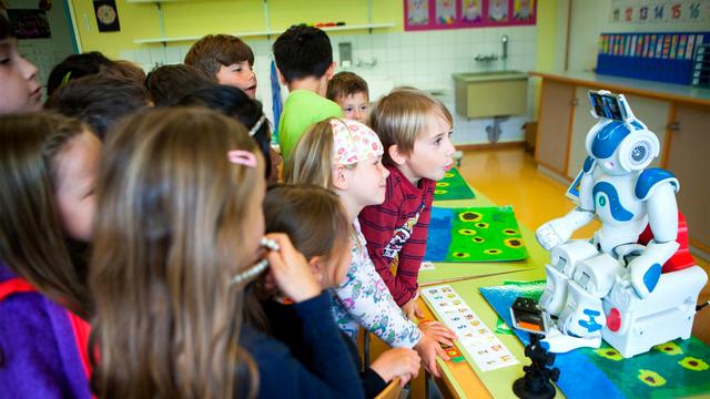 Le robot "prête" ses yeux et ses oreilles à l'élève éloigné de la classe. [avatarkids.ch]