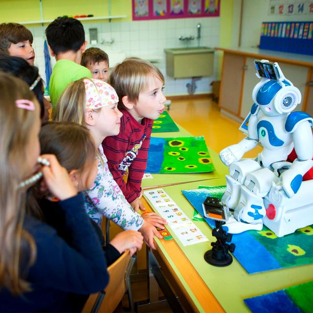 Le robot "prête" ses yeux et ses oreilles à l'élève éloigné de la classe. [avatarkids.ch]