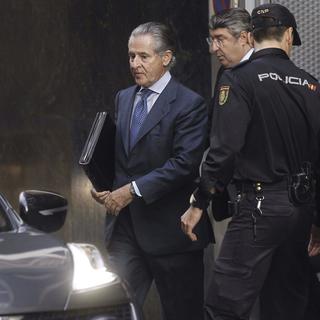Rodrigo Rato escorté par la police au sortir du tribunal. [Kiko Huesca]