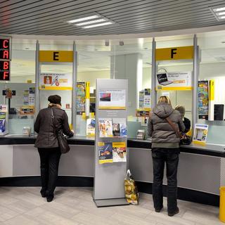 La Poste baisse notamment les prix pour le renvoi de colis de 1 franc 50, soit 21% (image d'illustration). [Dominic Favre]