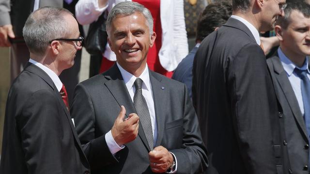 Didier Burkhalter hors du parlement après la cérémonie d'investiture à Kiev. [Sergey Dolzhenko]