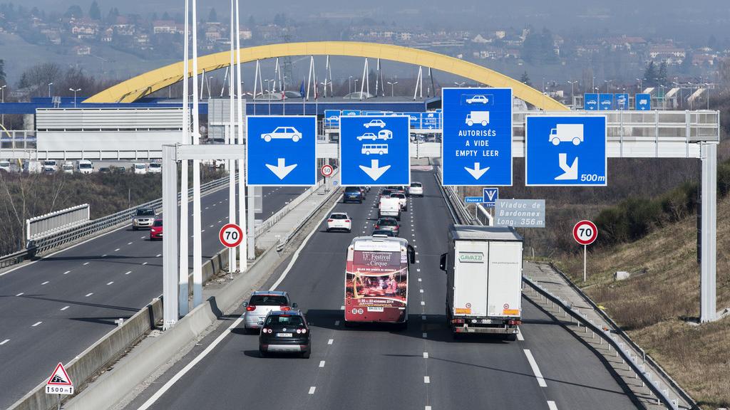 La douane de Bardonnex (GE) en direction de la Suisse. Unia accuse le MCG d'avoir violé la norme antiraciste en stigmatisant les frontaliers. [Keystone - Christian Beutler]