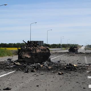 Les forces ukrainiennes ont réussi lundi à reprendre l'aéroport de Lougansk, qui se situe au bout de cette route, alors que les pro-Russes ont réussi à abattre un avion ukrainien. [DOMINIQUE FAGET]