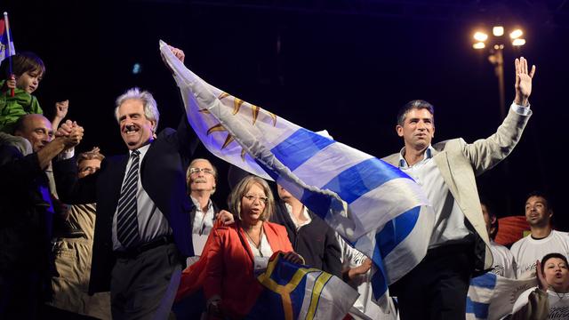 Tabare Vazquez (à gauche) salue la foule après sa victoire. [AP Photo/Matilde Campodonico]