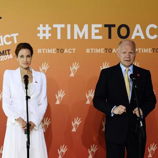 L'actrice Angelina Jolie et le ministre des Affaires étrangères britannique William Hague ont ouvert le sommet. [EPA/Facundo Arrizabalaga]