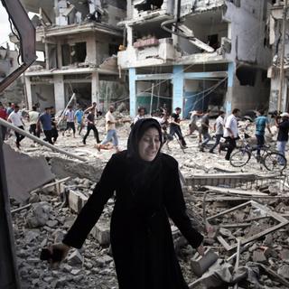 Une Palestinienne découvre sa maison détruite, ce 26 juillet. [Khalil Hamra - AP Photo]