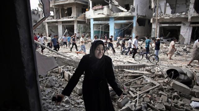 Une Palestinienne découvre sa maison détruite, ce 26 juillet. [Khalil Hamra - AP Photo]