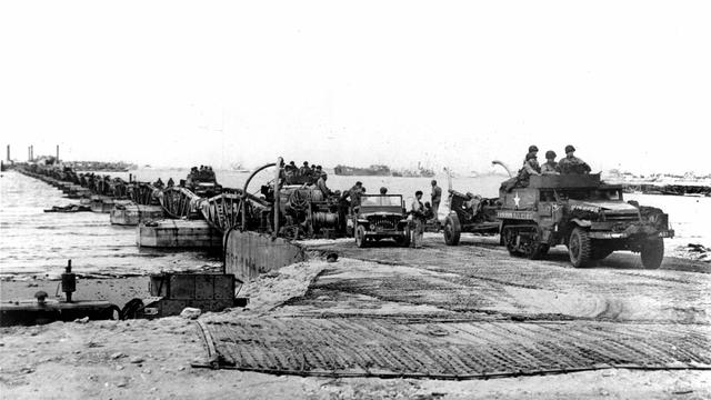 Le Débarquement en Normandie en juin 1944. Les troupes débarquent dans le port artificiel d'Arromanches (Calvados), sur un pont préfabriqué en Angleterre. [Boyer / Roger-Viollet - Roger Viollet]